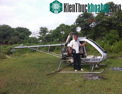 Ông Hiển bên cạnh chiếc máy bay mang tên "Giấc mơ".