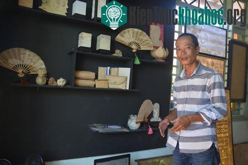 Anh Hà bên những sản phẩm thủ công làm ra từ giấy dừa - (Ảnh: Tam Liên).