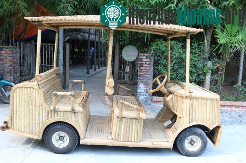 Chiếc ô tô điện bằng tre vô cùng mới lạ, thân thiện với môi trường - (Ảnh: Tam Liên).