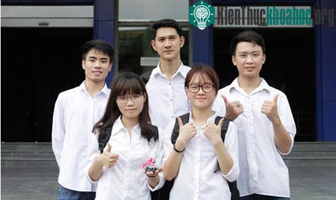 Nhóm tác giả chế tạo xà phòng đen từ trấu.