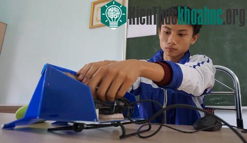 Chủ nhân sáng chế Nguyễn Ngọc Đức bên công trình sáng tạo đầu tay của bản thân. (Ảnh: Lê Hoàng).
