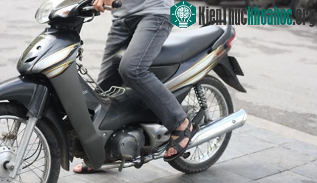 Trời lạnh, hơi ẩm đọng trong thành động cơ gây hiện tượng khó nổ.