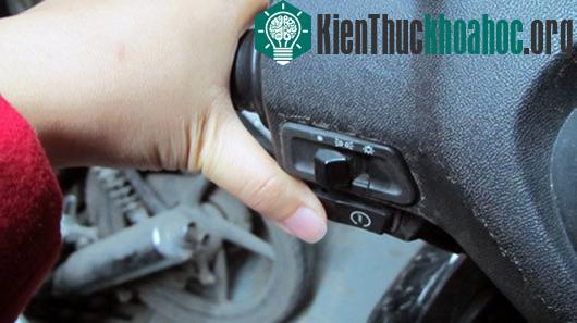 Nhiều người thường vặn ga chạy ngay sau khi vừa ấn nút đề nổ.