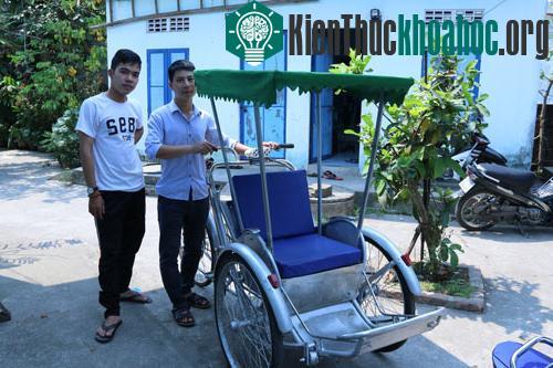 Trường, Minh (từ trái qua) bên chiếc xích lô chạy bằng năng lượng mặt trời.