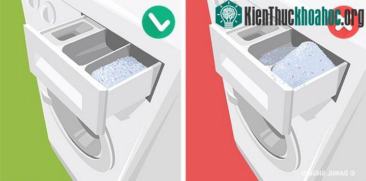 Bột giặt tạo ra quá nhiều bọt thậm chí còn khiến cho chiếc áo bẩn hơn.