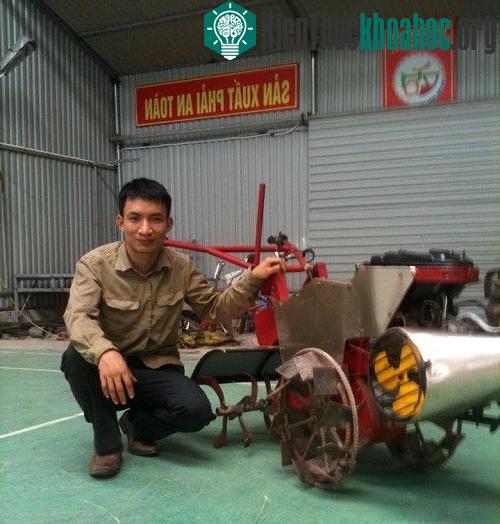 Anh Tạ Đình Huy bên cạnh chiếc máy nông nghiệp đa năng của mình.