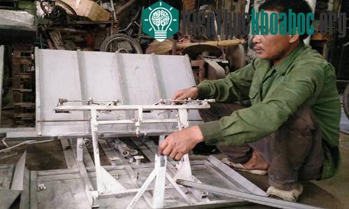 Ông Dung bên "đứa con tinh thần" mà ông mất nhiều năm để sáng chế ra. (Ảnh: Phương Vy).