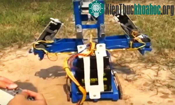 Chiếc máy khá gọn gàng nhưng hoạt động được trên nhiều địa hình nhờ bộ bánh xích cải tiến. (Ảnh: Phương Vy).