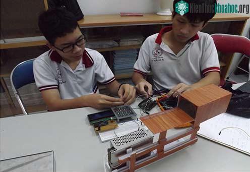 Trần Trung Tiến và Lê Tấn Sang với thiết bị ghi nhận bức xạ hạt nhân.