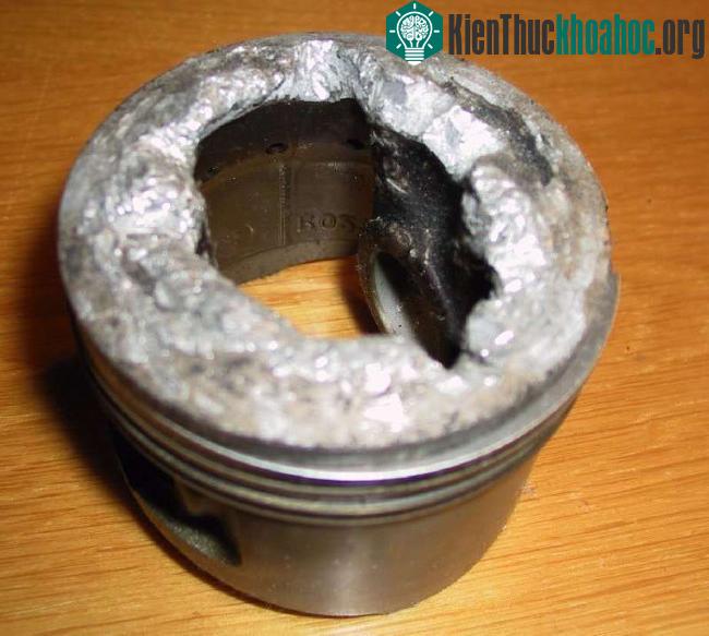 Piston bị thủng đầu.