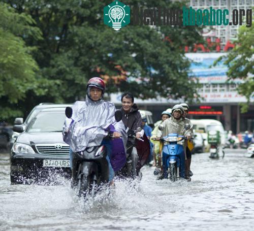Tránh đi vào những con đường ngập nếu có thể. (Ảnh: Nguyễn Thắng, Nguyên Anh)