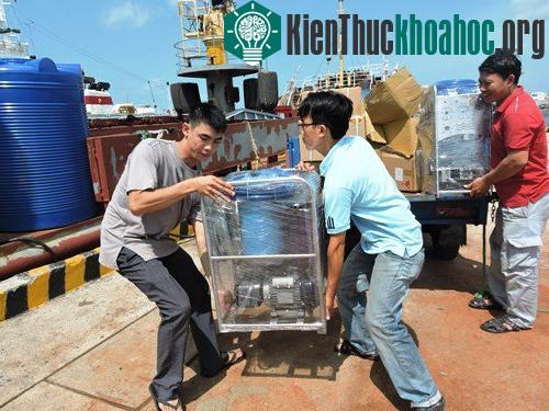 Máy lọc nước biển thành nước ngọt ra nhà giàn DK1. (Ảnh: Xuân Mai.)