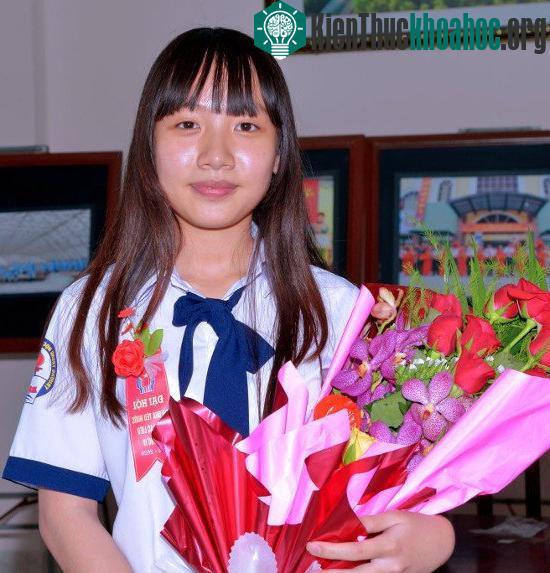 Lý Bình Nhi và sản phẩm trà trừ muỗi bằng chất liệu “cây nhà lá vườn” - (Ảnh: Phan Thanh Cường).