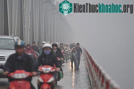 Trời mưa phùn nên đi chậm, ngồi đúng tư thế và phanh sớm hơn. (Ảnh: Khánh Huyền)