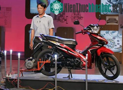 Ông Hai và chiếc xe máy tạo ra điện thắp sáng từng tham dự cuộc thi Nhà sáng chế. (Ảnh: NVCC).