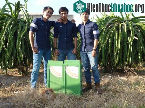 Nhóm sinh viên Đào Y Kha, Cao Đăng Khoa, Tôn Thất Phu Trí trong chuyến khảo sát thực tế tại xã Hàm Thắng, huyện Hàm Thuận Bắc, Bình Thuận - (Ảnh nhân vật cung cấp)