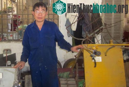 Ông Trương Minh Hải "kỹ sư" cơ khí nông dân đã chế tạo thành công máy gặt lúa từ động cơ xe máy bỏ đi và sắt thép vụn. (Ảnh: Đức Hùng)