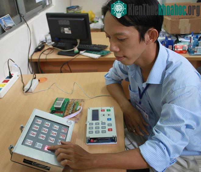 ThS Thảo và sản phẩm bàn phím cảm ứng của mình - (Ảnh: Đức Thiện)