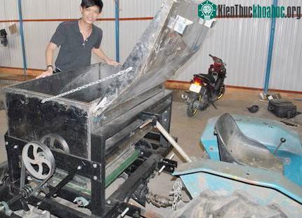 Anh Phục với máy bón phân cao su đa năng. (Ảnh: Thái Ngọc)