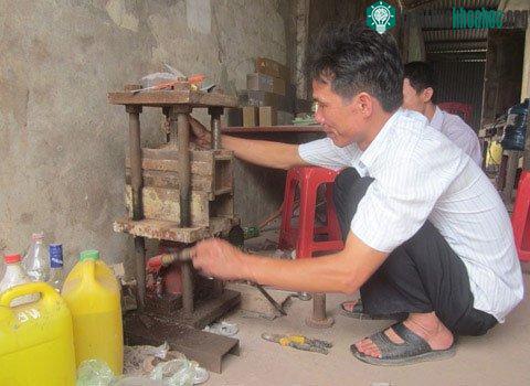 Anh Trần Văn Lượng mày mò chế tạo gạch siêu nhẹ từ xỉ than. (Ảnh: Văn Định)