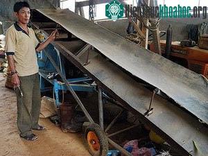 Anh Phúc bên sản phẩm phân bón hữu cơ do máy tạo ra.