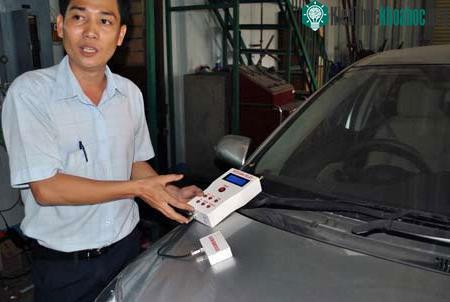 ThS Tùng đang phân tích và tìm cách pha màu sơn chiếc xe TOYOTA VIOS. (Ảnh: Thái Ngọc)