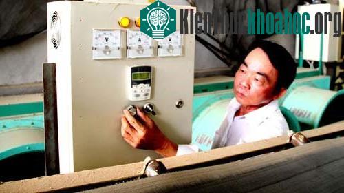 Lò sấy lúa bằng điện đầu tiên do ông Hà Văn Hiền lắp đặt cho cơ sở sấy lúa Hưng Nông ở xã An Phú, huyện Tịnh Biên, An Giang - (Ảnh: Tấn Đức)