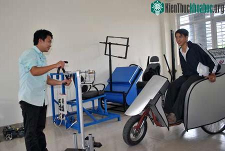 Xe điều khiển từ xa do hai sinh viên Tuyên và Tịnh chế tạo. (Ảnh: Thái Ngọc)