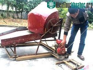 Anh Nguyễn&nbsp;Quốc Bảo vận hành chiếc máy tuốt lúa do mình chế tạo