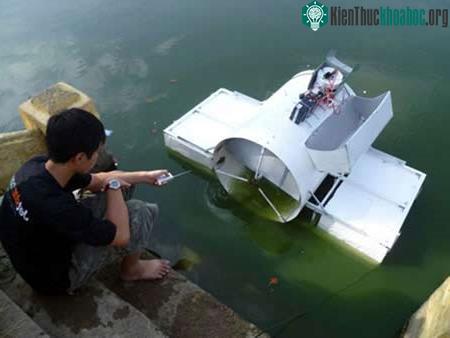 Ảnh: Em Quang đang điều khiển chiếc máy vớt rác của mình thu lượm rác trên sông Hàn (Đà Nẵng).