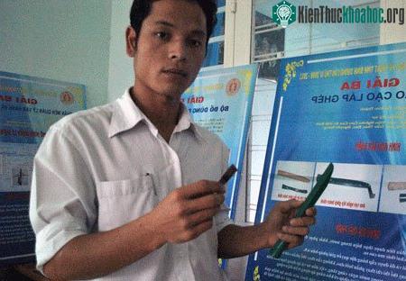 Dao cạo mũ cao su lắp ghép được (Ảnh: Võ Ánh)