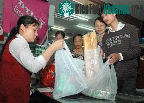 Những bao bì sản xuất bằng vật liệu tự phân hủy có thể thay thế cho những chiếc túi nilon gây ô nhiễm môi trường. (Ảnh minh họa)