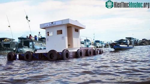 Nhà vệ sinh nổi trên sông ảnh 0