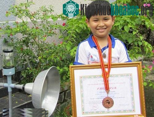 Duy với sản phẩm máy bắt "ruồi Vàng" của mình vừa đạt giải 3 hội thị sáng tạo khoa học, kĩ thuật thanh thiếu niên, nhi đồng toàn quốc năm 2016.