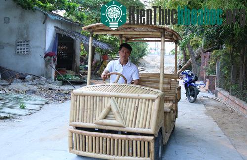 Anh Võ Tấn Tân và xe điện bọc tre - (Ảnh: Tam Liên).