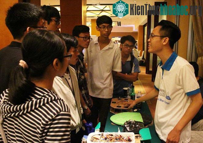 Phi Long nhiệt tình chia sẻ cách hoạt động của robot với mọi người.