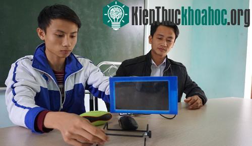 Đức cho hay, màn hình của sản phẩm còn khá cồng kềnh dù đã được cải tiến nên cậu đang nghiên cứu thu nhỏ lại. (Ảnh: Lê Hoàng).