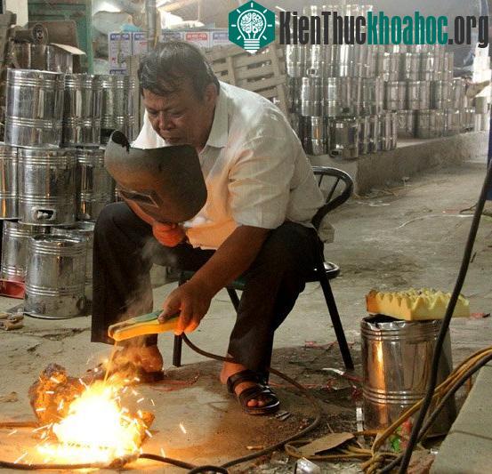 Ông Tuấn thí nghiệm với mút chống cháy.