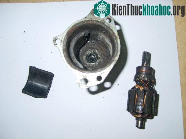 Củ đề quá bẩn gây kẹt hoặc phá hủy nam châm