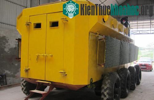 Phía sau xe là cửa để đi vào khoang máy và nơi một tiểu đội với khoảng 10-12 người ở trong.