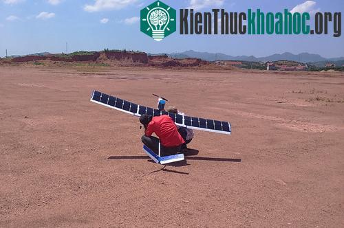 Kiểm tra thiết bị trước khi bay tại vùng núi trong trời nắng gắt. (Ảnh: Nhóm cung cấp).