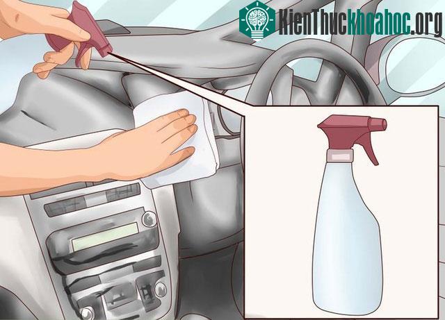 Dùng sản phẩm phụ gia để bảo vệ nội thất bên trong xe.