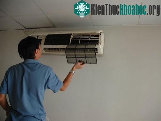Máy điều hoà cần được vệ sinh định kỳ, trung bình 6 tháng/lần. Với tấm lưới lọc khí nên làm vệ sinh thường xuyên hơn ngăn chặn sự bám đọng bụi. (Ảnh: NT)