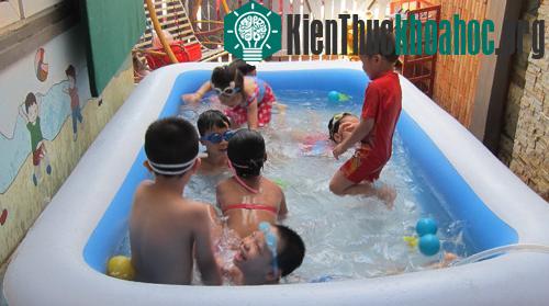 Các em nhỏ vui chơi trong bể bơi tại nhà. (Ảnh: P. Hương).