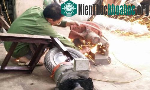 Suốt ngày, ông Dung mày mò đo vẽ, cắt hàn để hoàn thiện chiếc máy cấy theo hướng tinh xảo hơn. (Ảnh: Phương Vy).