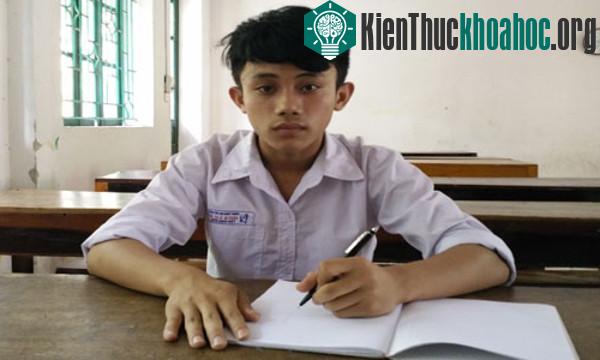 Vũ Tuấn Thành, chủ nhân của sáng chế máy phun thuốc trừ sâu tự động. (Ảnh: Phương Vy).
