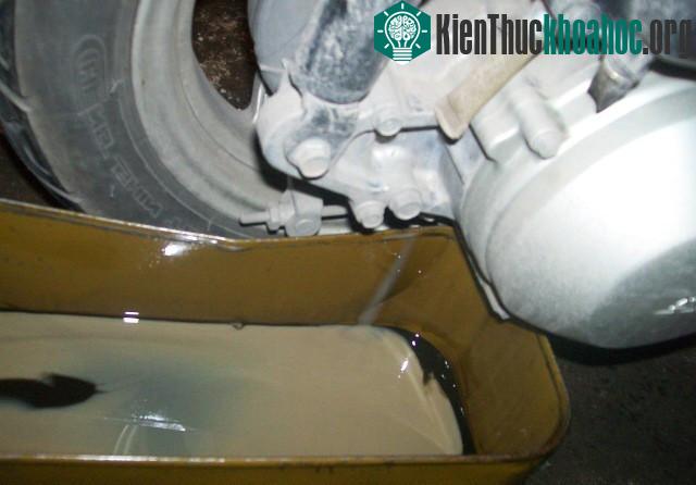Xe bị chết máy khi ngập nước cần phải xả hết dầu pha nước ở trong máy ra.