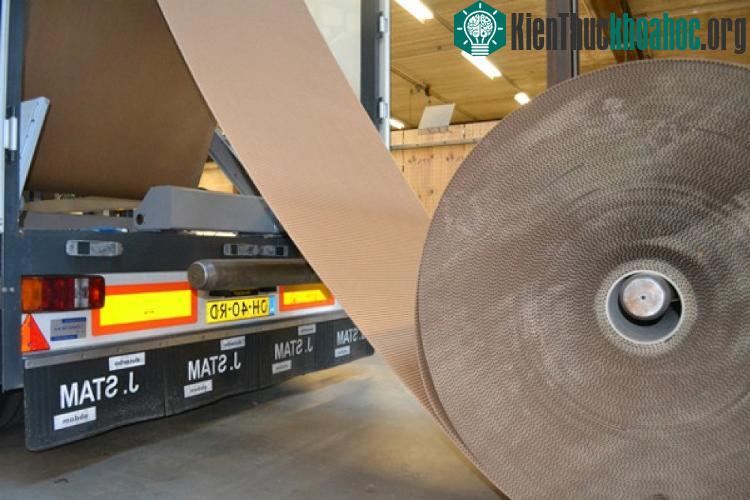 Bộ phận trong ảnh là một khối có chiều dài 1,2m (47 inch), nặng 500kg (1.100 pound).