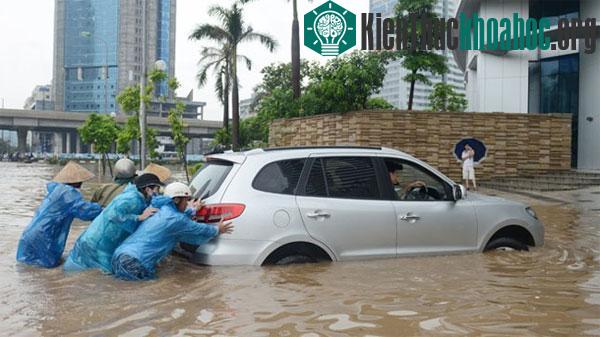 Không đi gần các xe tải trọng lớn