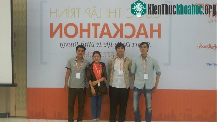 Các thành viên trong nhóm tại cuộc thi lập trình Hackathon ở Bình Dương (03/2016) - (Ảnh: Nhóm cung cấp).